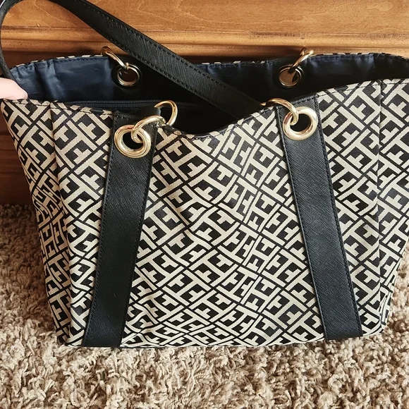 Tommy Hilfiger black and tan shoulder bag - Picture 9 of 12